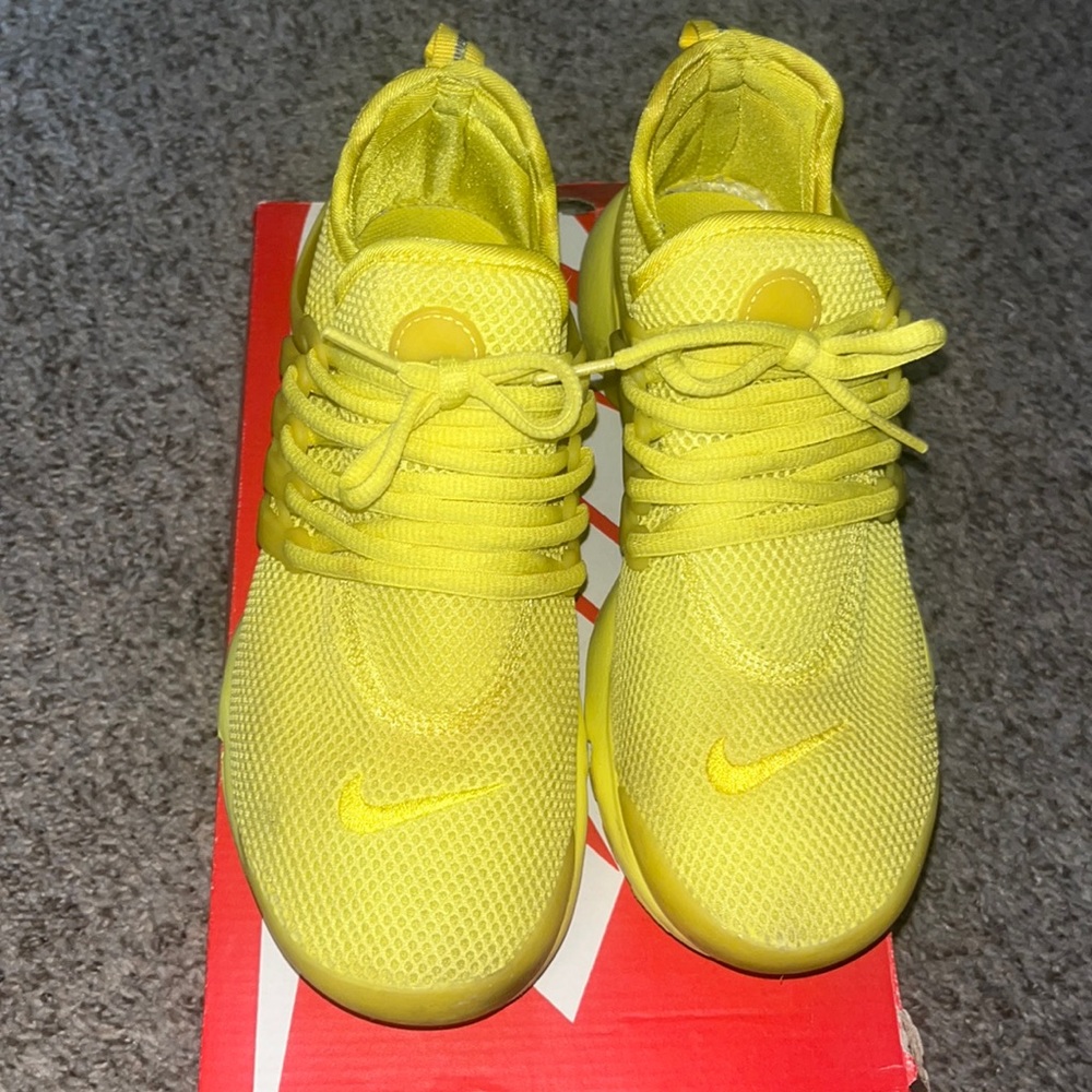 Nike yellow size 8 womens running/walking shoe. light wear